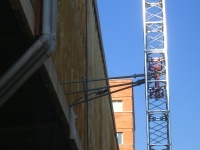 подъемники IZA 1500XL крепится к фасадной части здания